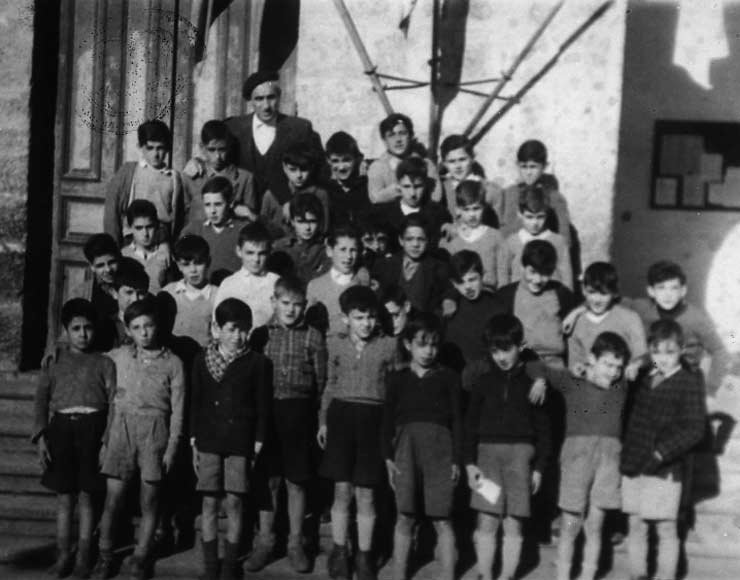 ESC 0010 Maestro y alumnos Felipe Olazaran.jpg