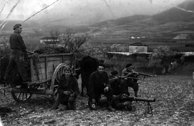 POL 0015 Junto al carro sección ametralladoras.jpg POL 0015 Junto al carro sección ametralladoras.jpg