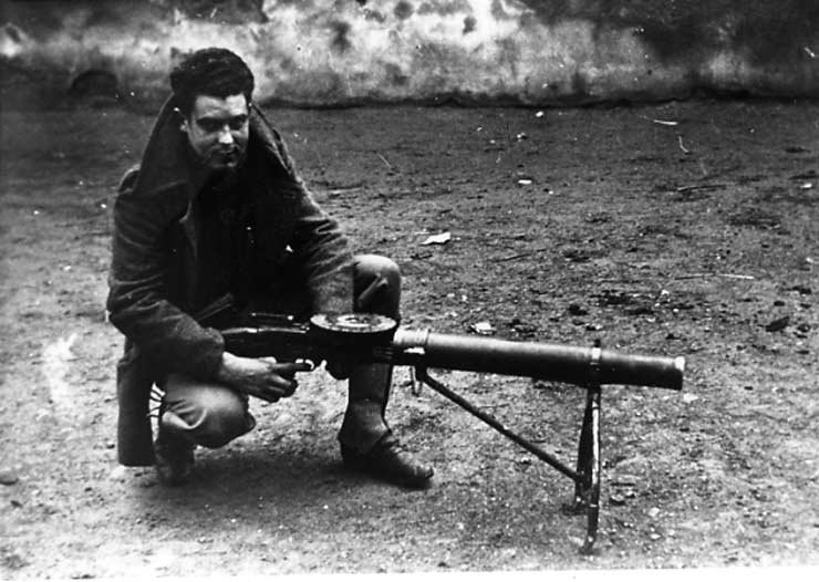 POL 0013 VICTOR YARRITU con ametralladora.jpg