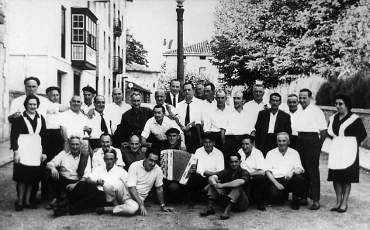 POL 0039 Componentes del batallón ARABA frente al restaurante Urrutia.jpg POL 0039 Componentes del batallón ARABA frente al restaurante Urrutia.jpg