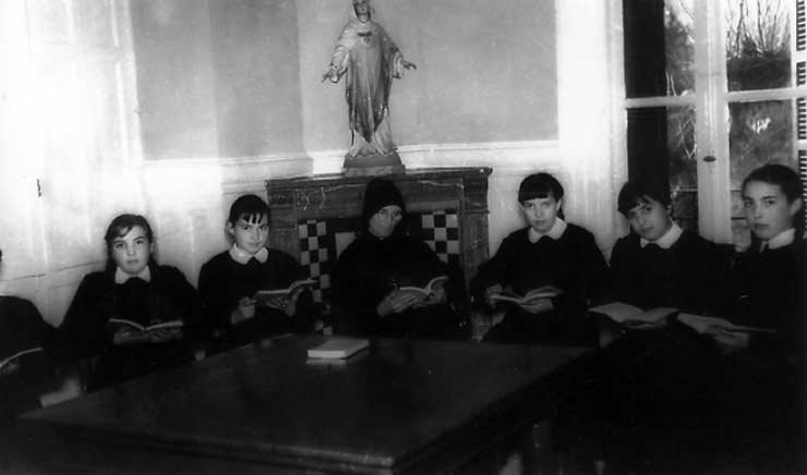 ESC 0027 Niñas del colegio Virgen Niña leyendo.jpg