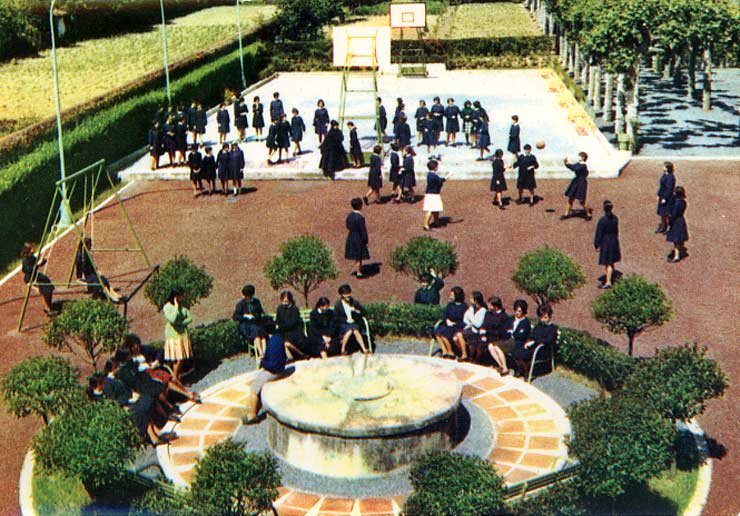 ESC 0044 Patio del colegio Virgen Niña columpios.jpg