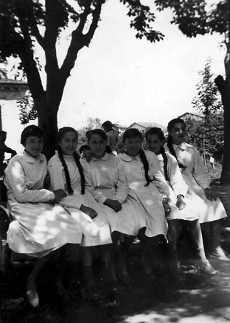 ESC 0043 Alumnas con bata.jpg ESC 0043 Alumnas con bata.jpg