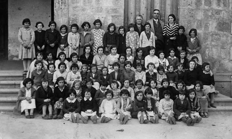 ESC 0060 Don Emilio y alumnas.jpg