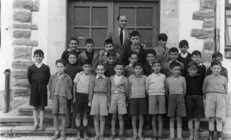 ESC 0052 El maestro Urreta con sus alumnos en la escuela Matias Landaburu.jpg