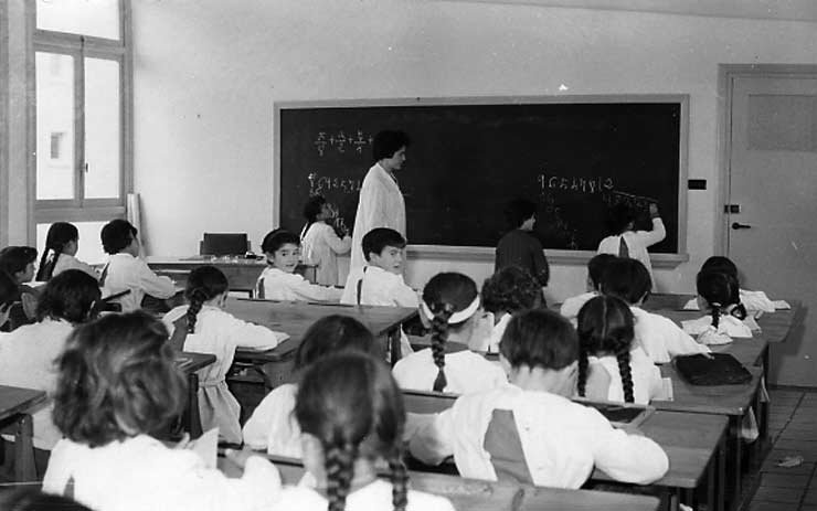 ESC 0069 En clase en San José.jpg