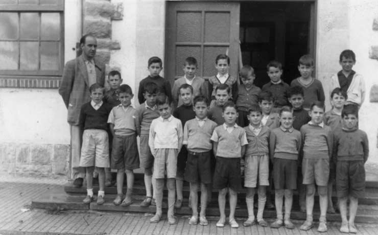 ESC 0065 El maestro Enrique Urreta y sus alumnos.jpg