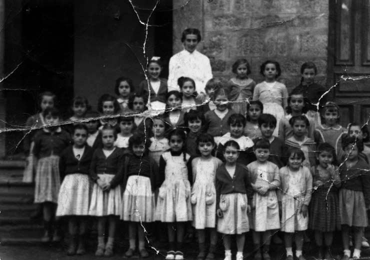 ESC 0101 Srta Josefina y sus alumnas.jpg
