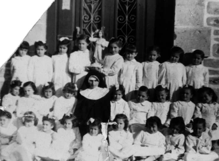 ESC 0099 Niñas del hospital con monja.jpg ESC 0099 Niñas del hospital con monja.jpg