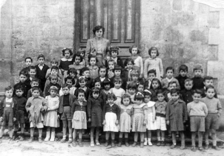 ESC 0092 La Srta Tere y las alumnas.jpg