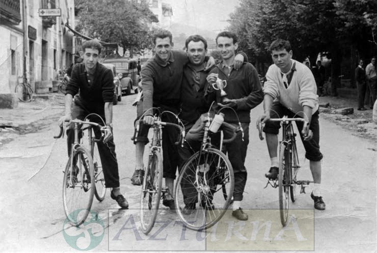 DEP 0044 EXP 743 Ciclistas en el paseo.jpg