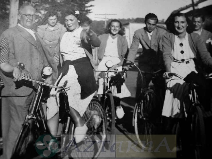 DEP 0210 Chicas en bicicletas.jpg