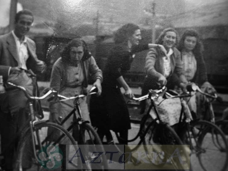 DEP 0199 Las chicas de las bicis.jpg