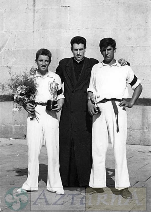 DEP 0139 EXP 433 Félix Murga con pelotaris (1957).jpg