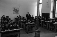 ESC 0049 El maestro Urreta en la escuela.jpg