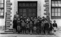 ESC 0083 Don Enrrique con sus alumnos.jpg