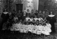 ESC 0114 Niños y batas del hospital.jpg