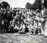 DEP 0248 Futbolistas y txistularis.jpg