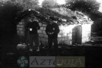 DEP 0122 Delante de una chabola.jpg