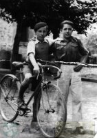DEP 0025 EXP 507 LIB Dos amigos detrás de la alhondiga (1943).jpg