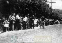DEP 0257 Jose Mª Escubi entrando en meta (1961).jpg