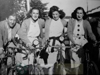 DEP 0219 Chicas en bicicleta.jpg