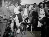 DEP 0210 Chicas en bicicletas.jpg