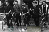 DEP 0181 EXP 644 Amigos en bicicleta.jpg